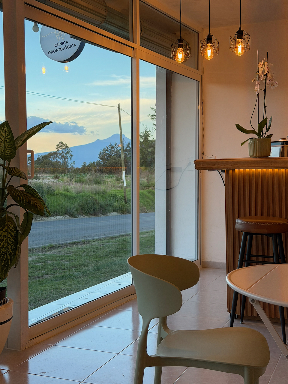 Rincón del café con silla, mesa y ventanal al paisaje