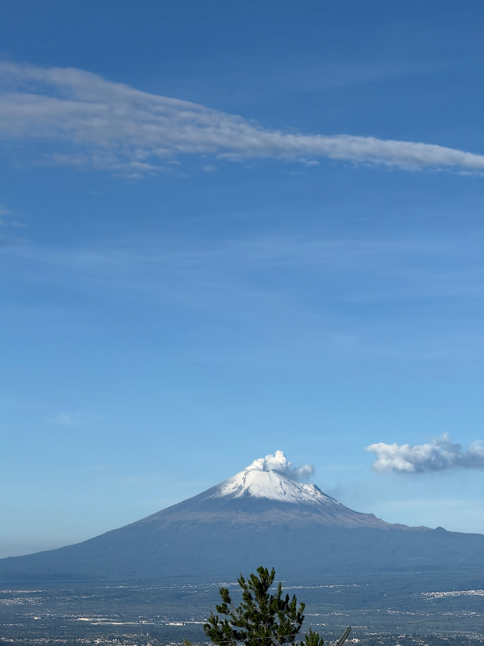 Vista del volcán Popocatépetl al amanecer desde el Camping de Tlatenco